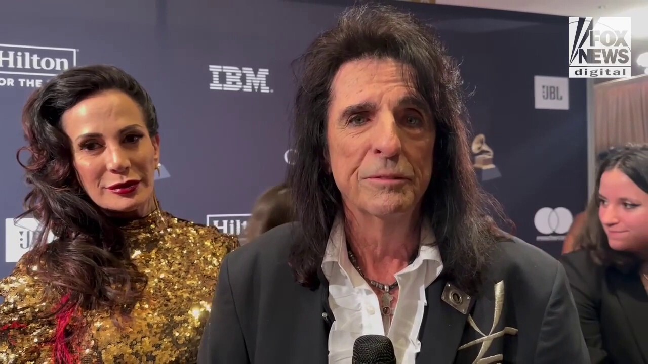 Alice Cooper talks passing of Jeff Beck: 'My favorite guitar player of all time'