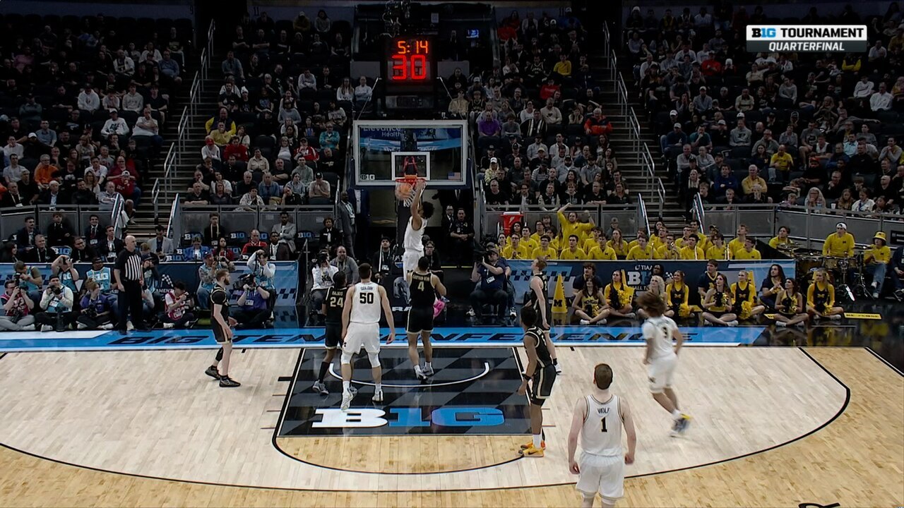 Roddy Gayle Jr. cuts baseline for the jam, extending Michigan's pb  implicit    Purdue