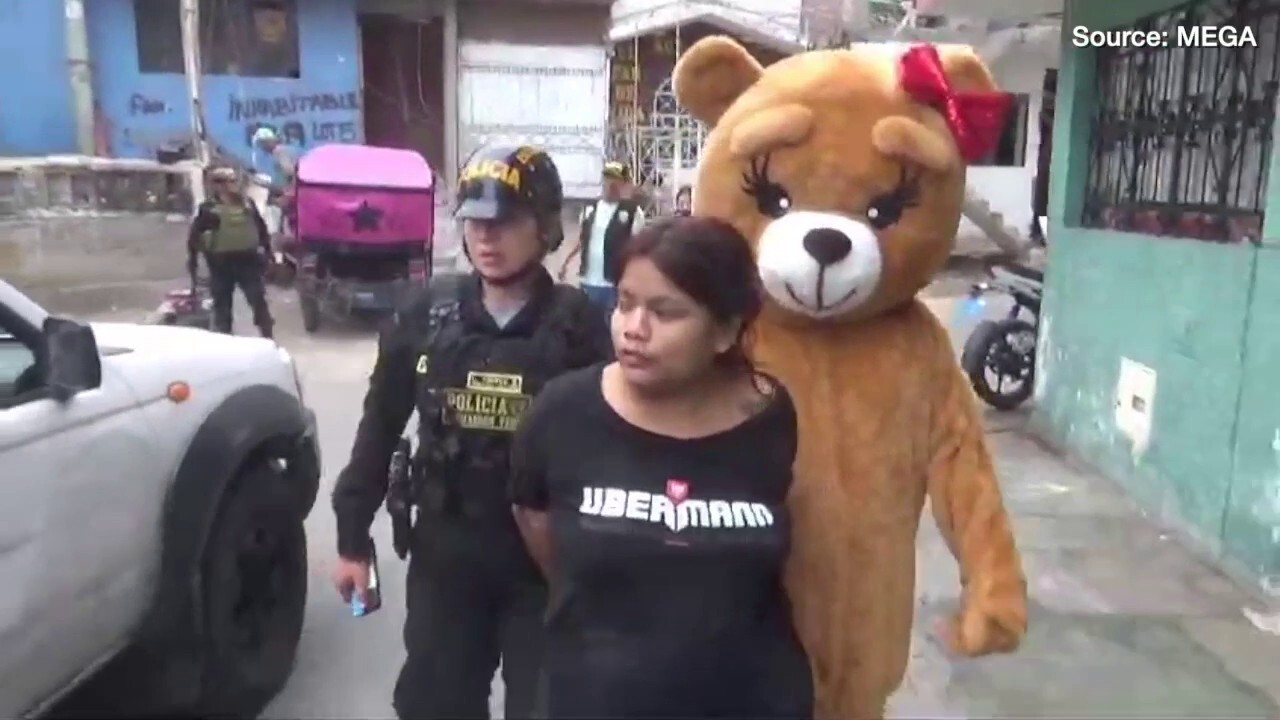Видео показва как полицейски служител в костюм на мечка за Деня на Свети Валентин сваля заподозряна дама за наркодилър