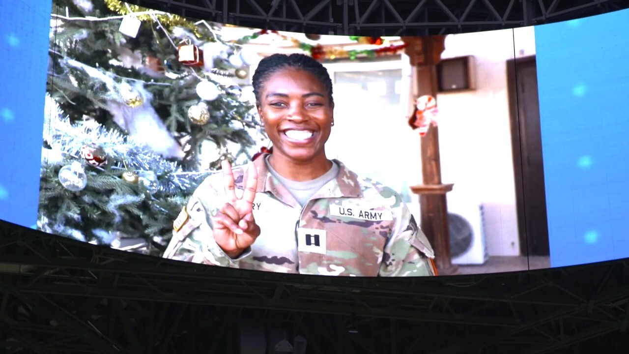 Военни родители изненадани от ранното завръщане на дъщерята у дома в Peach Bowl