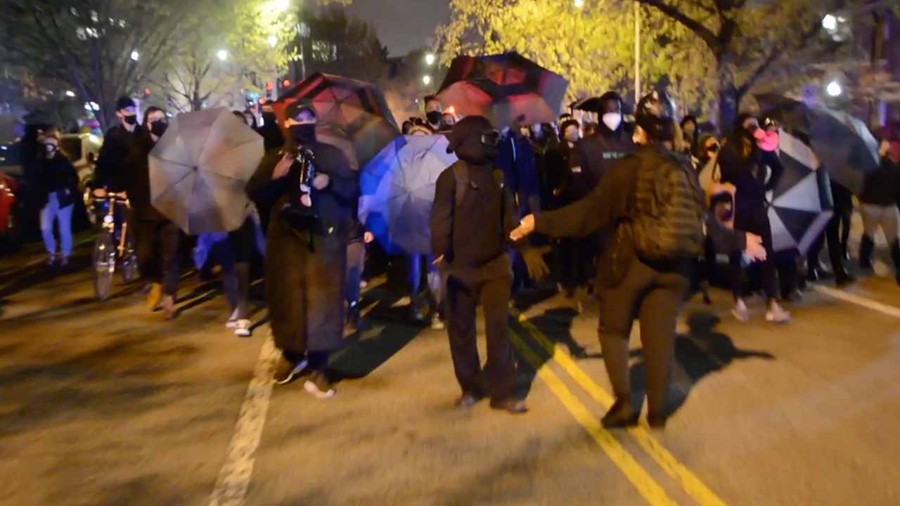 Washington DC protesters chant 'burn the precinct to the ground'