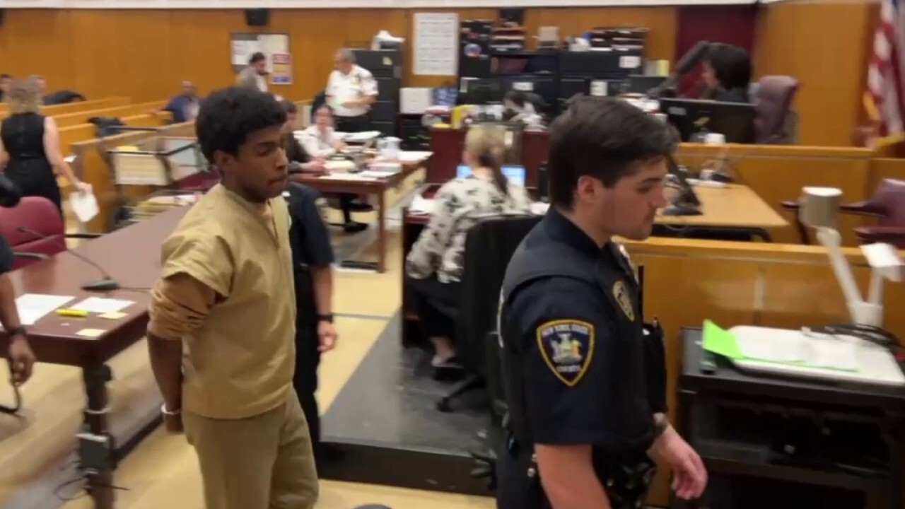 Мъж от Ню Йорк е обвинен за предполагаем побой над тийнейджър мигрант с метла по време на сбиване на Таймс Скуеър
