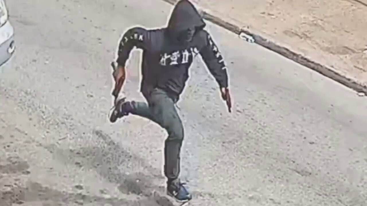 Philadelphia police searching for gunman in broad daylight ambush