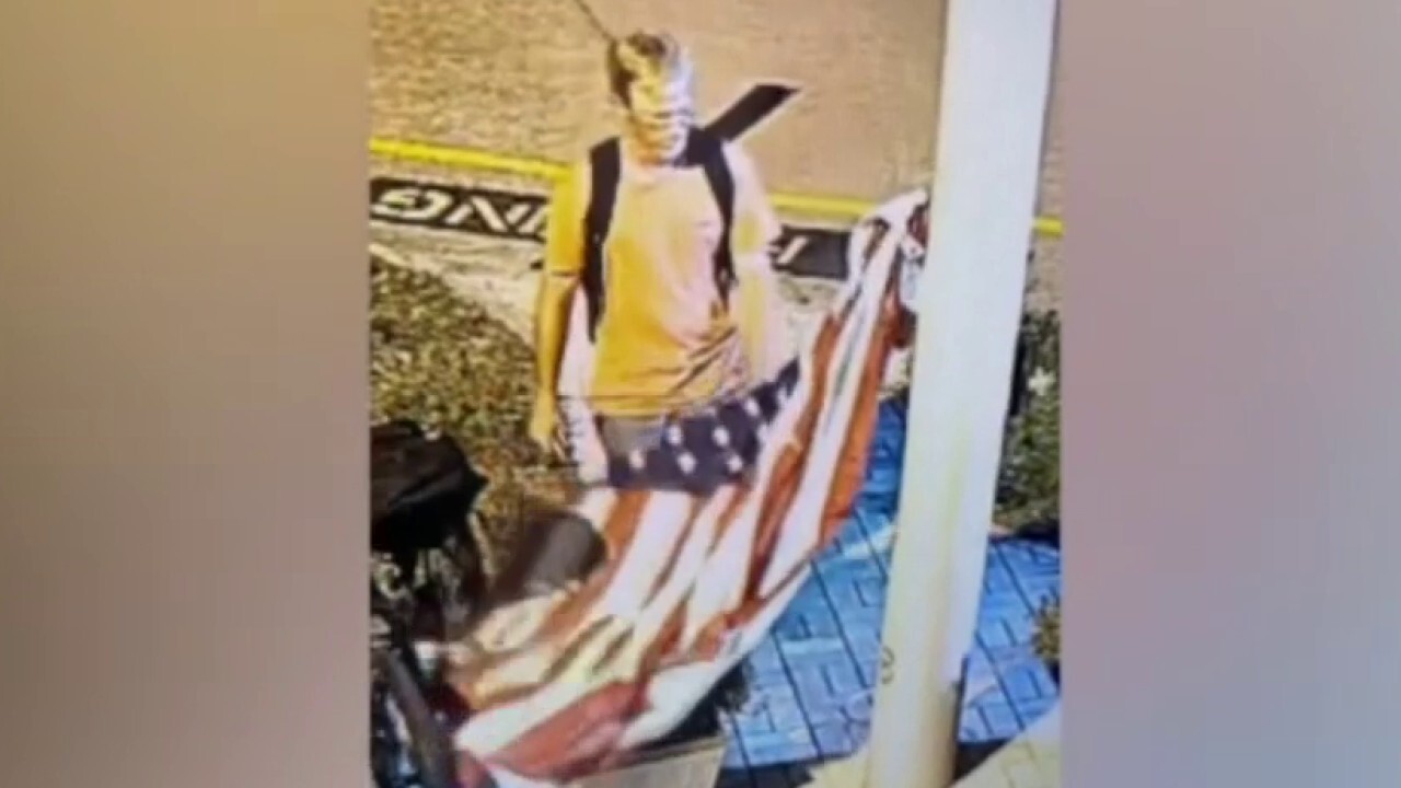 ГЛЕДАЙТЕ: Мъж от Флорида открадва, вандализира американско знаме в център за ветерани с увреждания с нестопанска цел