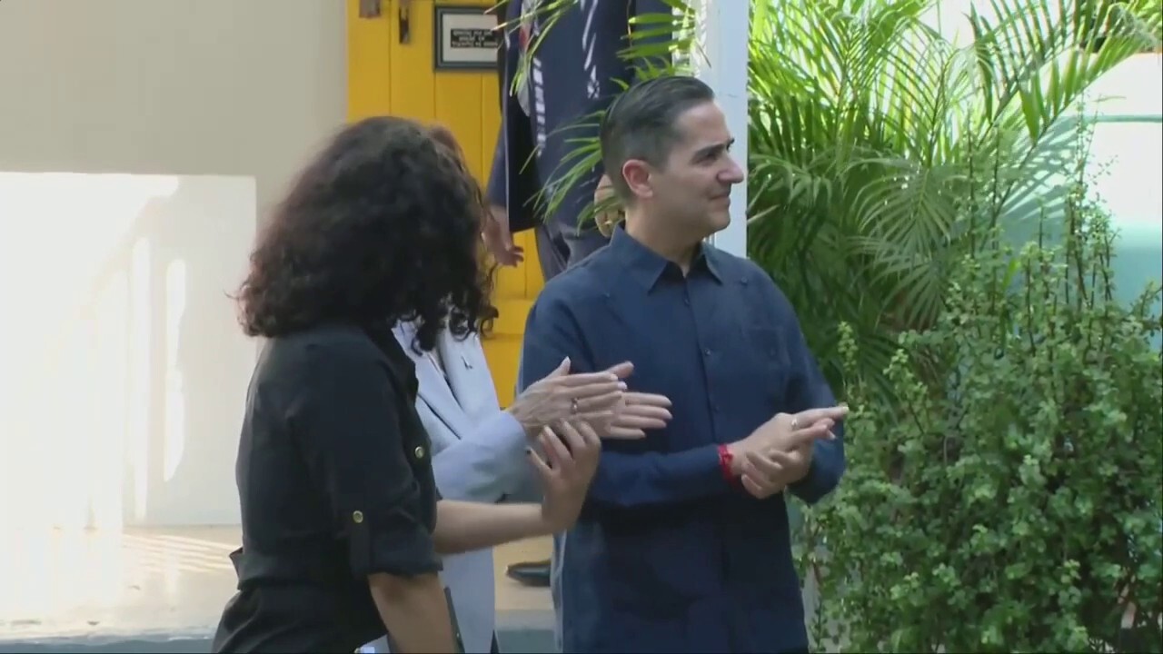 Камала Харис ръкопляска на протестна песен на Пуерто Рико, спира, след като помощникът превежда какво всъщност пеят