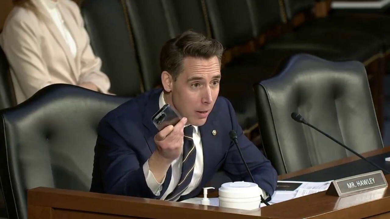 Missouri Senator Josh Hawley introduces act to ban kids under 16 from social media