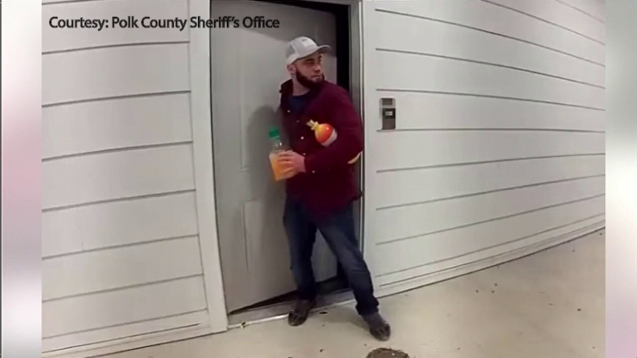 Мъж от Флорида е заснет на видео да краде съставки
