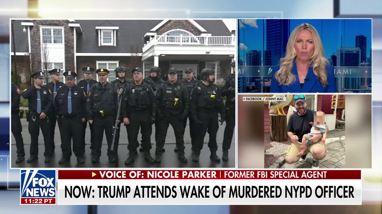 Бившият президент Доналд Тръмп присъства на събуждането на убития офицер