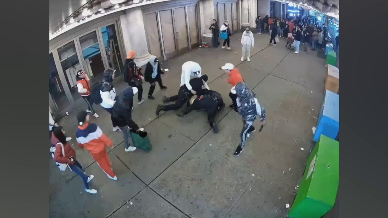 ГЛЕДАЙТЕ: Кадри от бодикамера показват жестока атака на мигранти срещу служители на NYPD на Таймс Скуеър