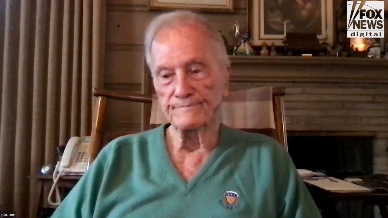 Pat Boone remembers how he 'embarrassed myself terribly' while meeting Queen Elizabeth II