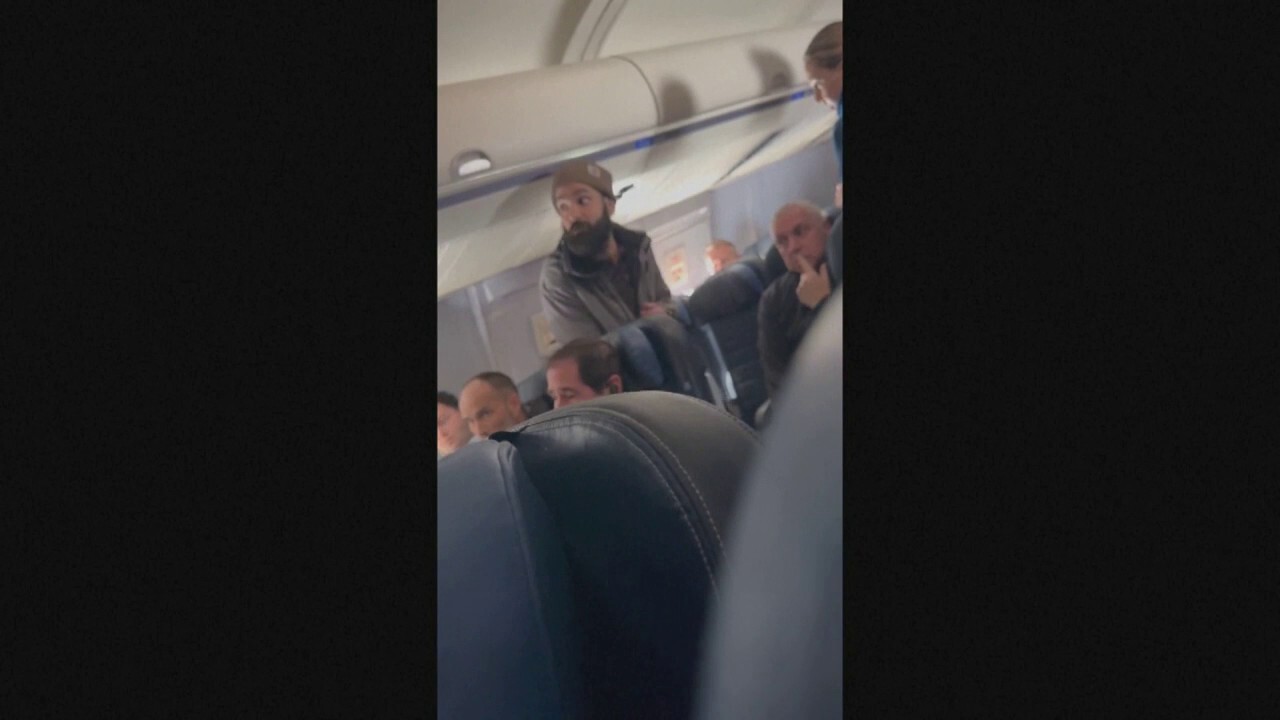 Man on United flight to Boston attempts to stab stewardess