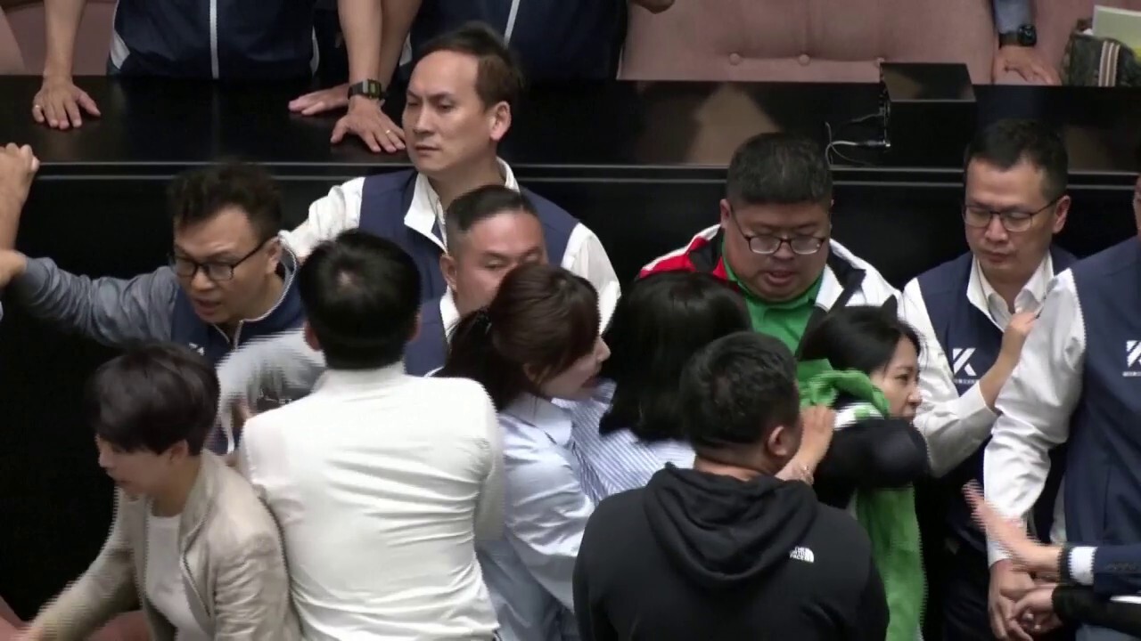 Законодатели се сбиват, докато парламентът на Тайван изпада в хаос