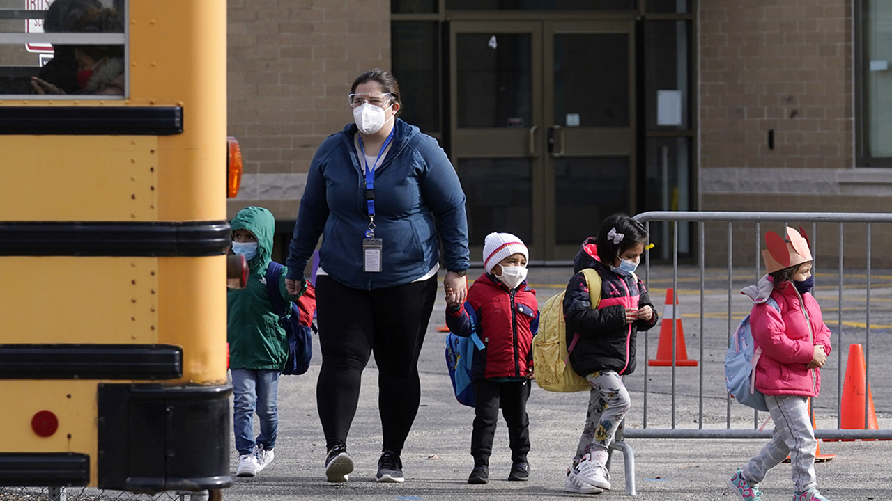 Very small children wearing masks has 'limited value’: Dr. Marc Siegel 