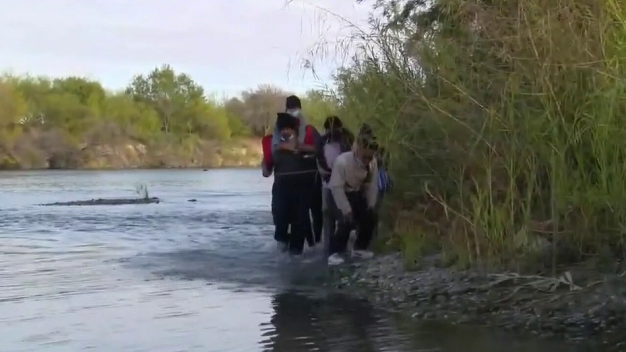 Migrants battle river currents to reach Texas