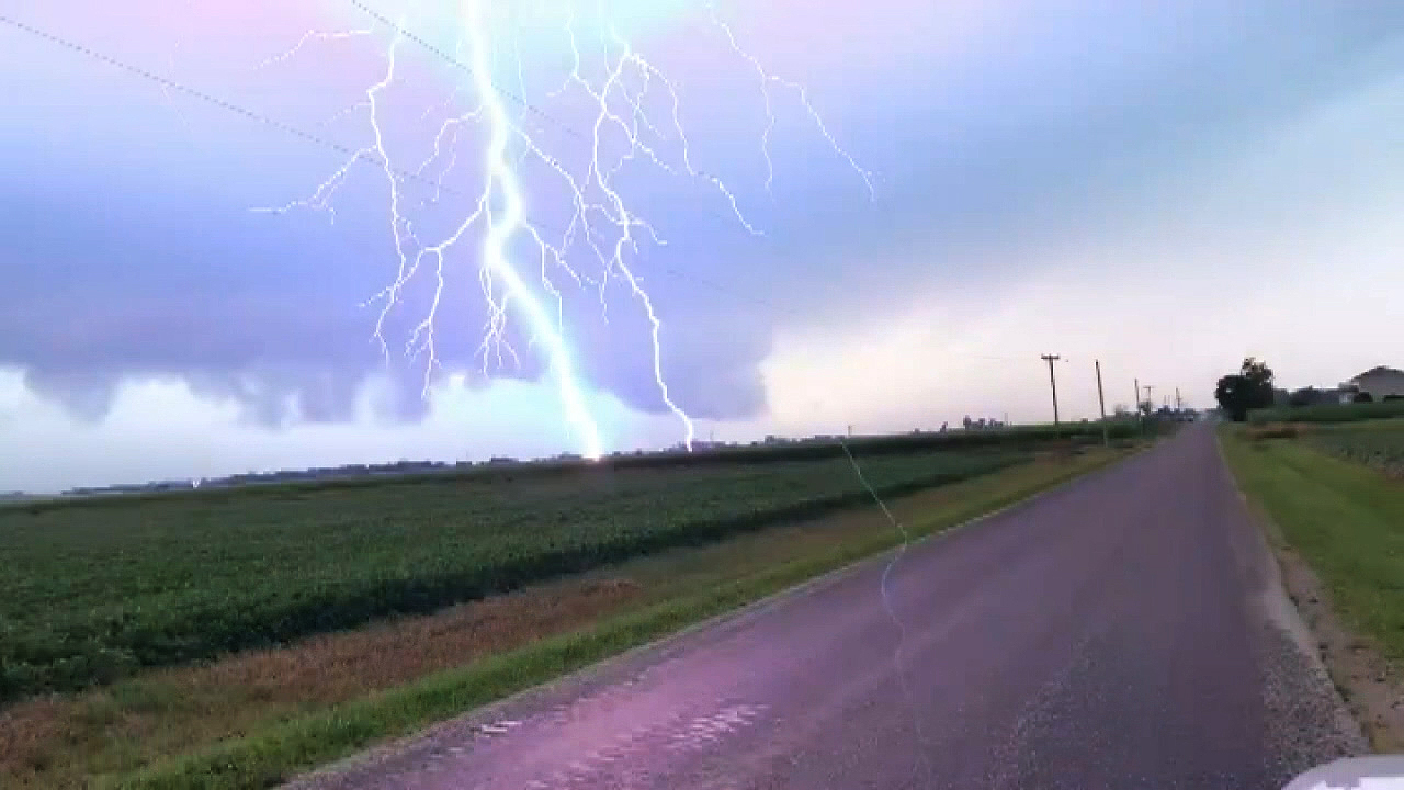 Storm chaser captures 'beautiful' storm cell in Illinois