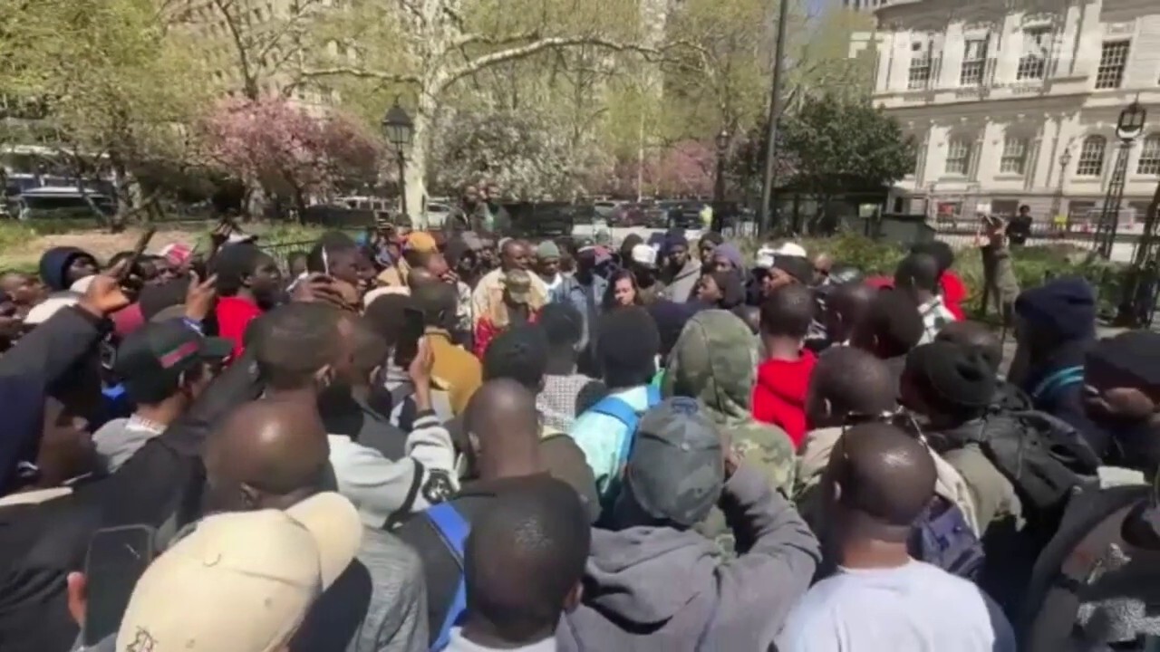 Африкански мигранти препълват кметството на Ню Йорк за изслушване за „преживяванията на черните имигранти“