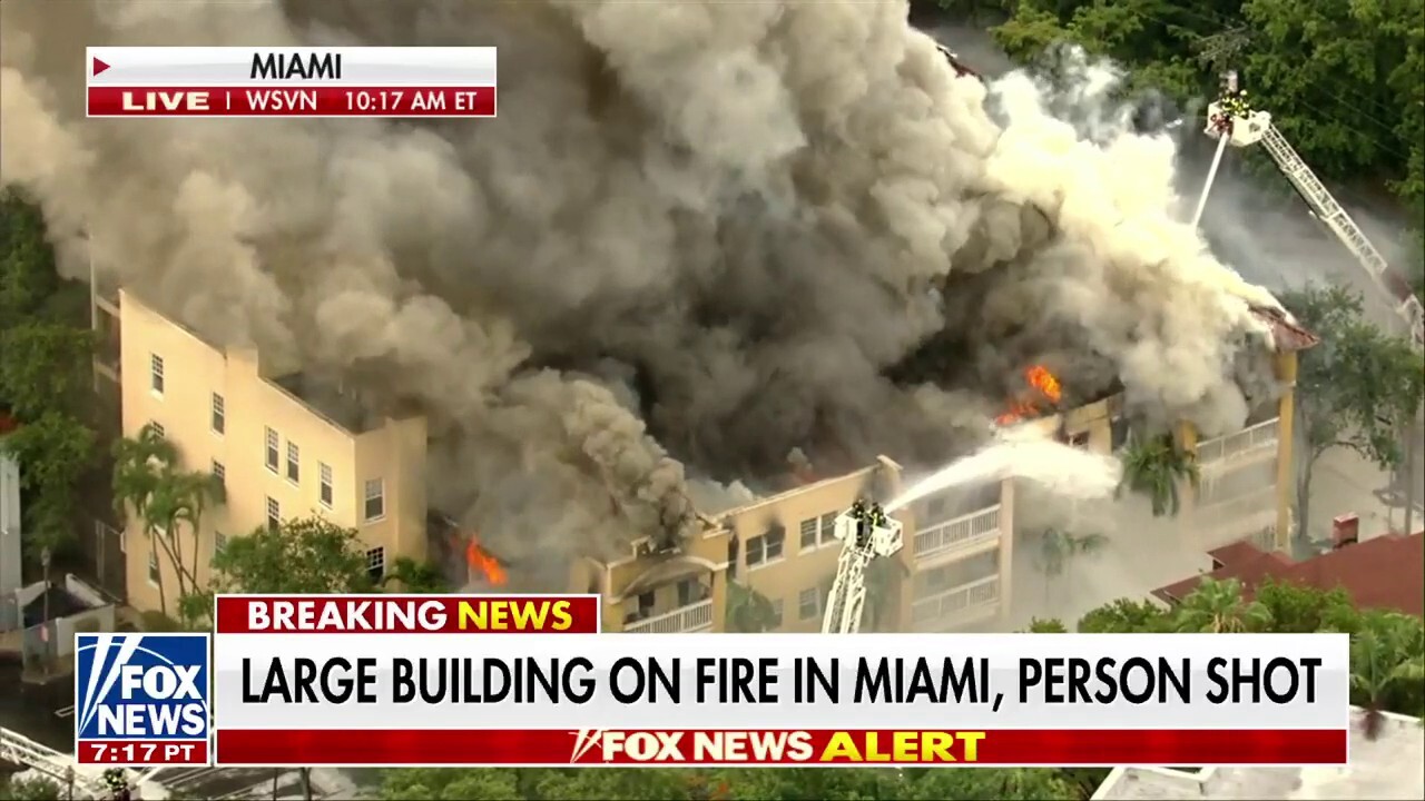Пожарникарите се борят с пожара в апартамент в Маями, след като откриха човек с огнестрелна рана вътре