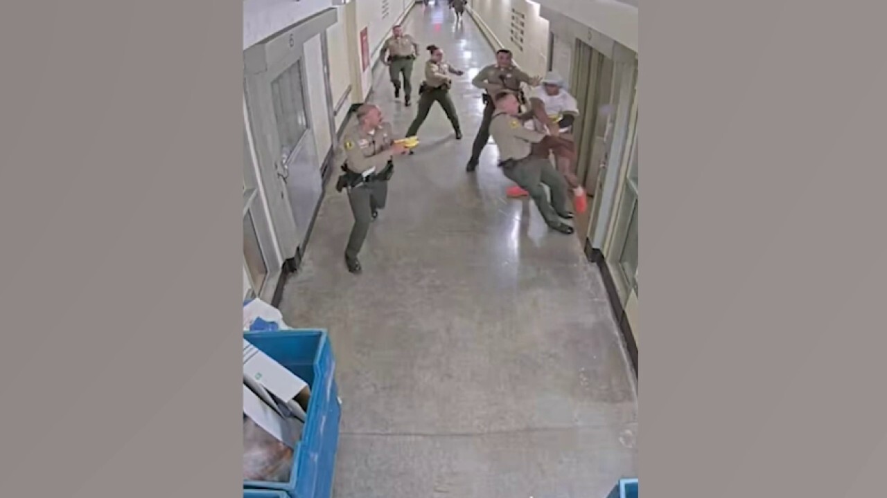 Диво видео показва как затворник напада заместник-шерифа с импровизиран нож