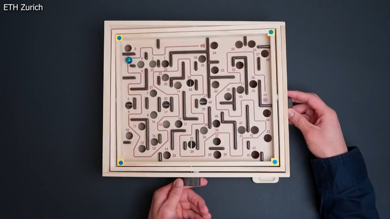 Как AI робот подобри човешки световен рекорд в Labyrinth, класическа игра с мраморен лабиринт