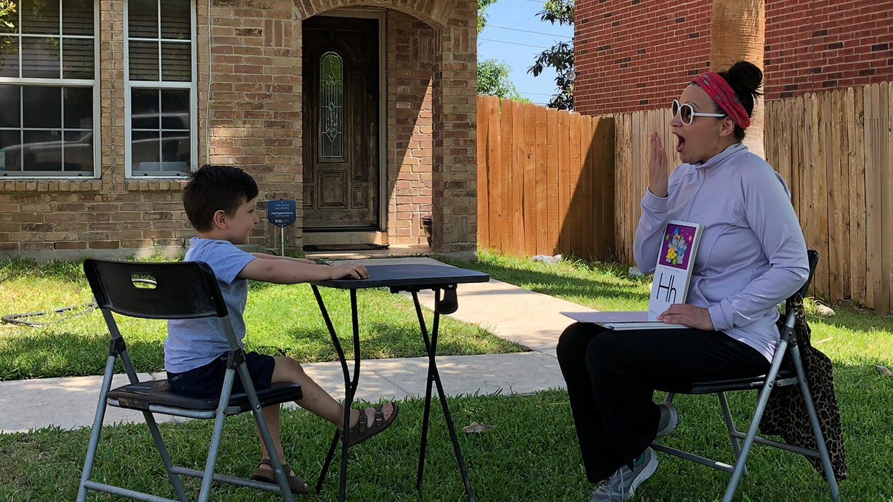 Texas preschool teacher surprises students with a backyard class