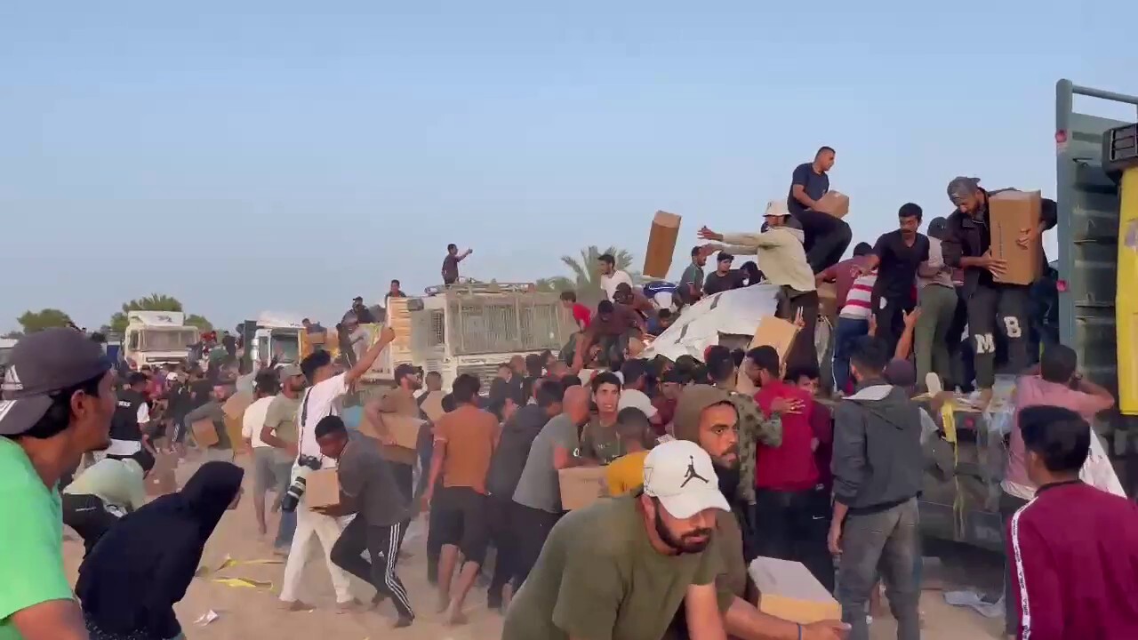 Стотици палестинци се нахвърлиха и плячкосаха конвой с помощ в