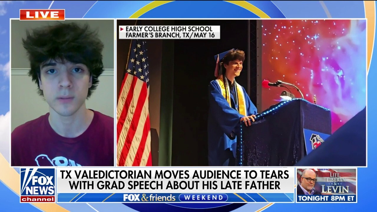 Тийнейджър от Тексас почита покойния си баща със сълзлива дипломна реч часове след погребението му: Правейки това `за него`