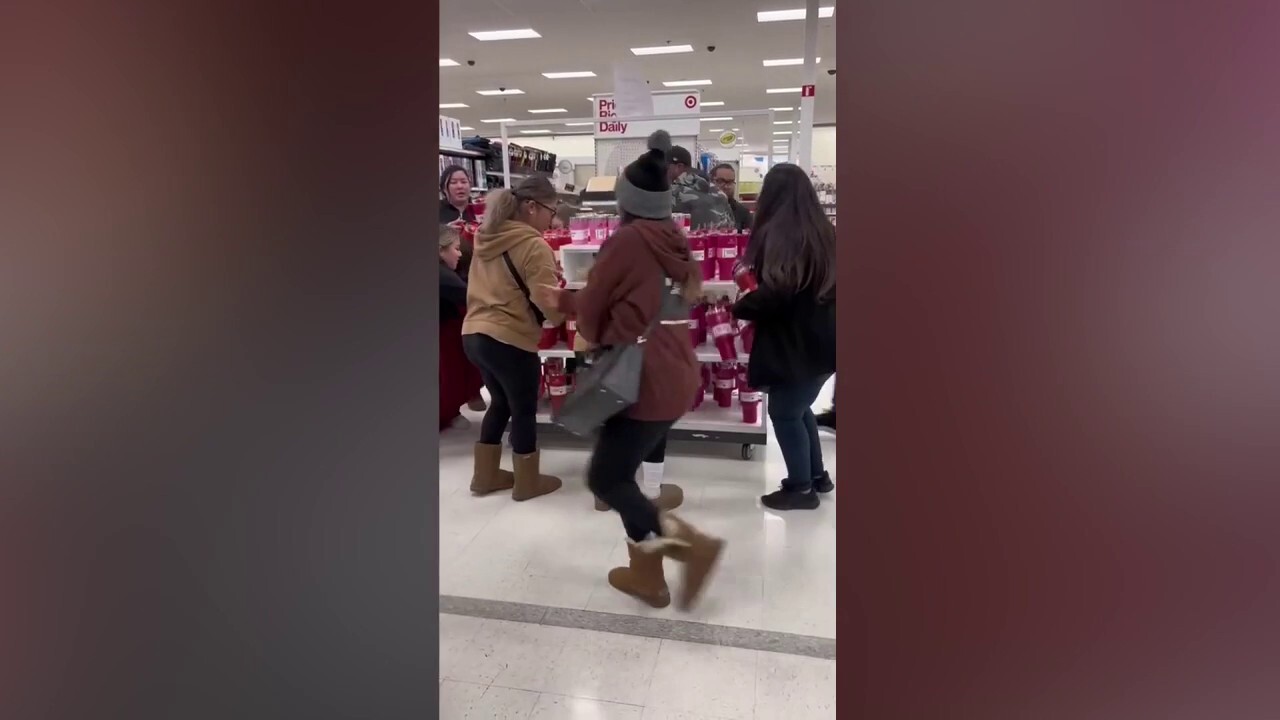 Target shoppers run to get their hands on a special Valentine's Day edition of a special 40-ounce Stanley tumbler in Arizona. (Credit: @victoria_robino_26/LIFESTYLOGY /TMX)