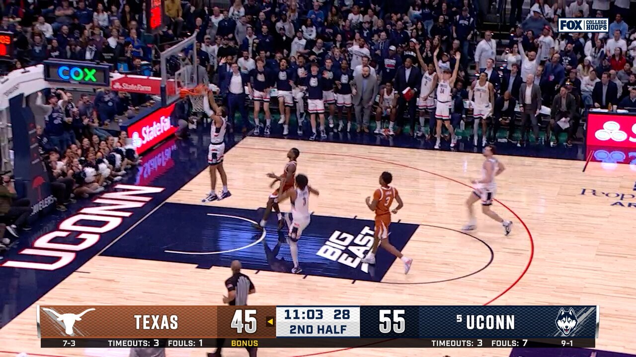 Jayden Ross goes FLYING for huge poster, extending UConn's lead over Texas