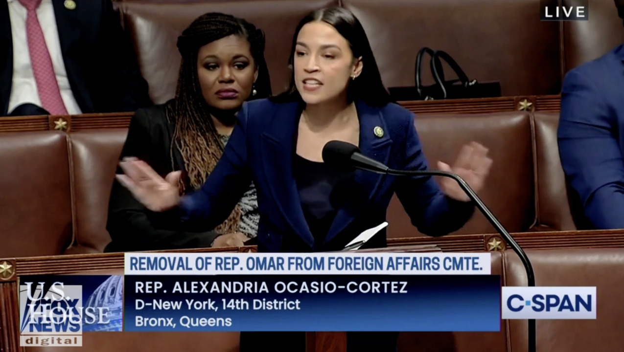 Ocasio-Cortez slaps notebook against podium in frustration over Ilhan Omar committee ouster vote