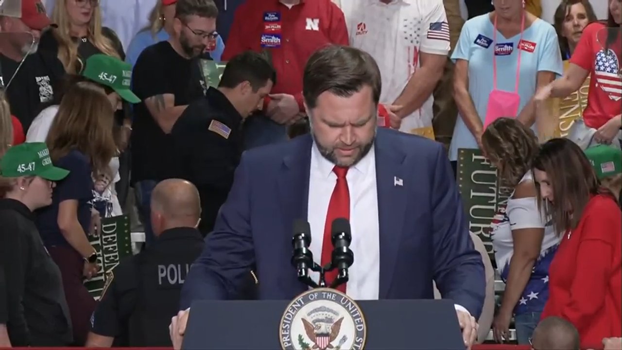 Vance leads Nebraska crowd in Lord's prayer during woman's medical emergency