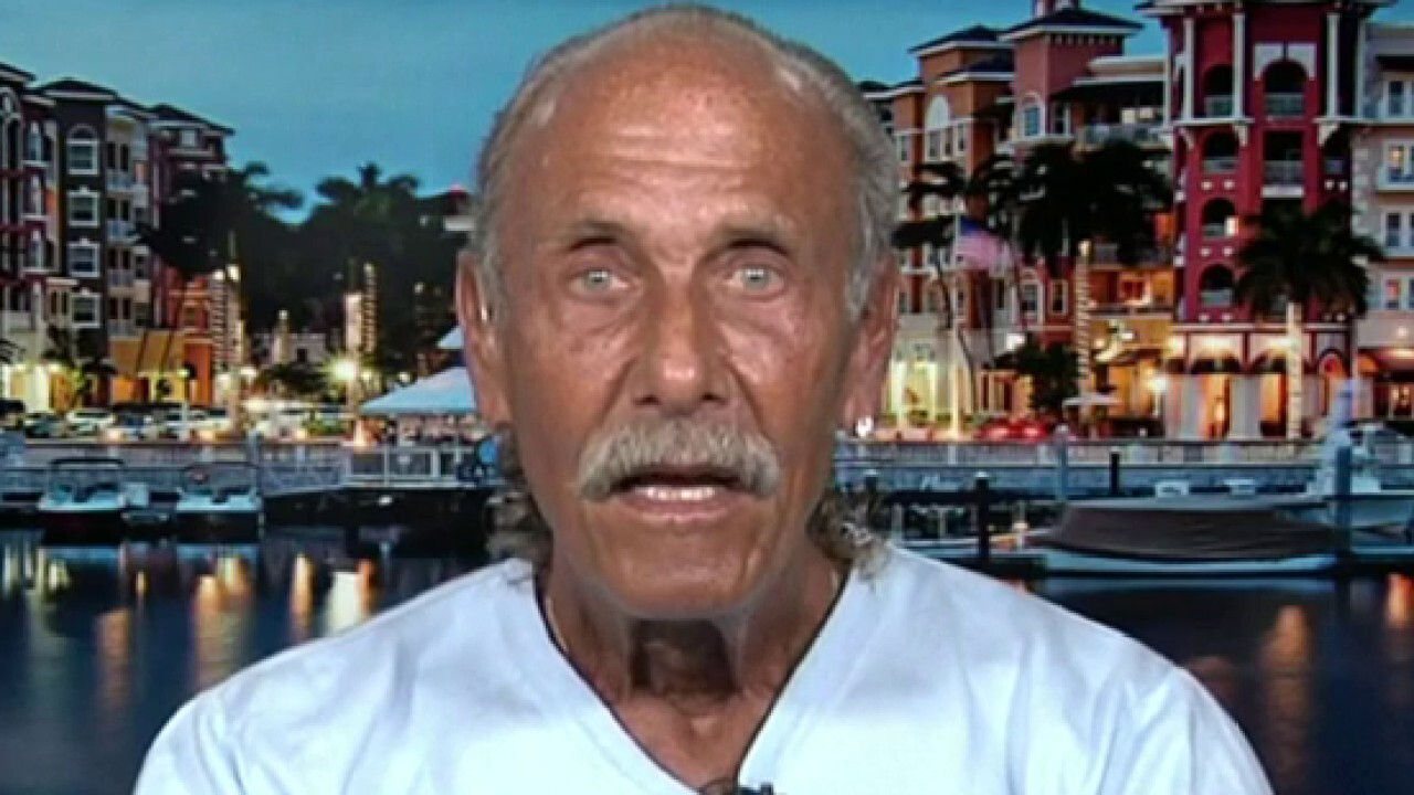 'Hardcore Pawn' star Les Gold: Customers are pawning items to make it through the week