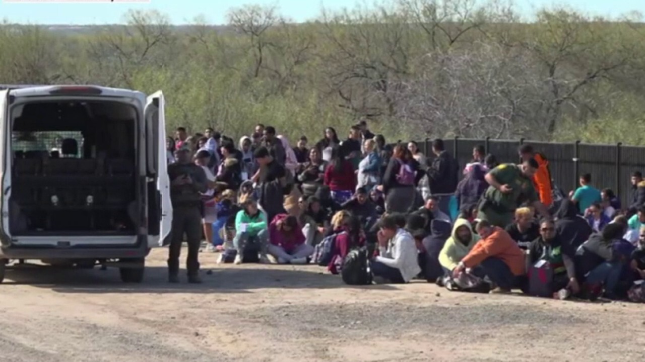 Властите в Тексас арестуваха близо 10 000 мигранти преминали нелегално