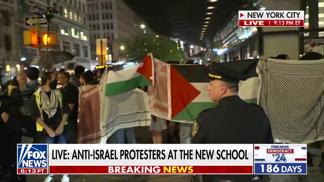 Съобщава се, че протестиращите срещу Израел и преподавателите в The New
