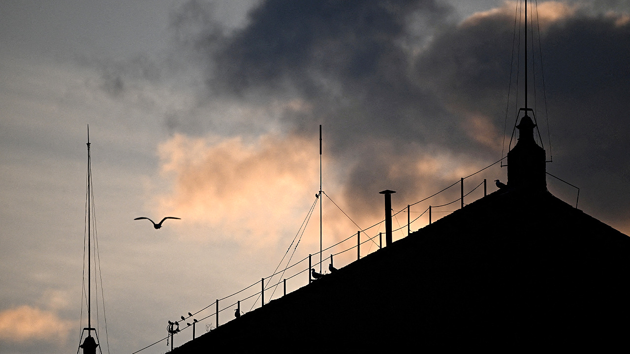 WATCH LIVE: World awaits white smoke as cardinals gather to select new pope