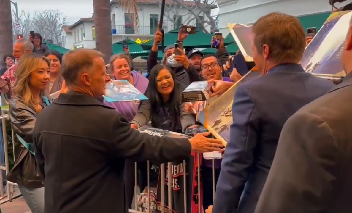 Jeremy Renner signs autographs for fans at the "Rennervations" premiere