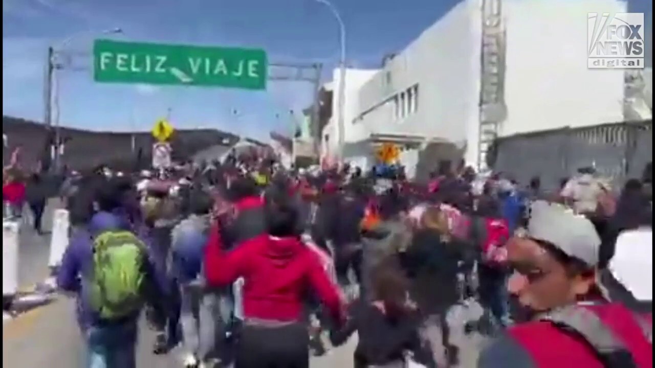A group of at least 1,000 migrants rush El Paso border bridge