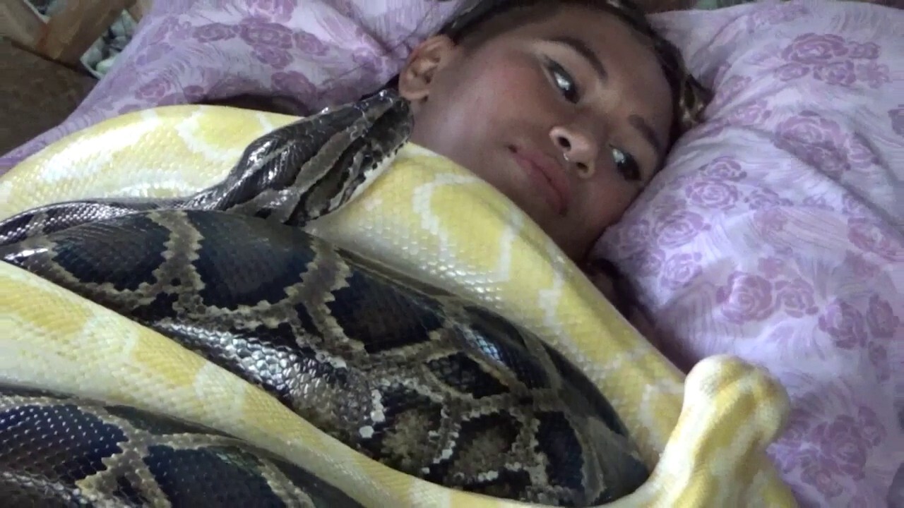 Woman tries terrifying snake massage