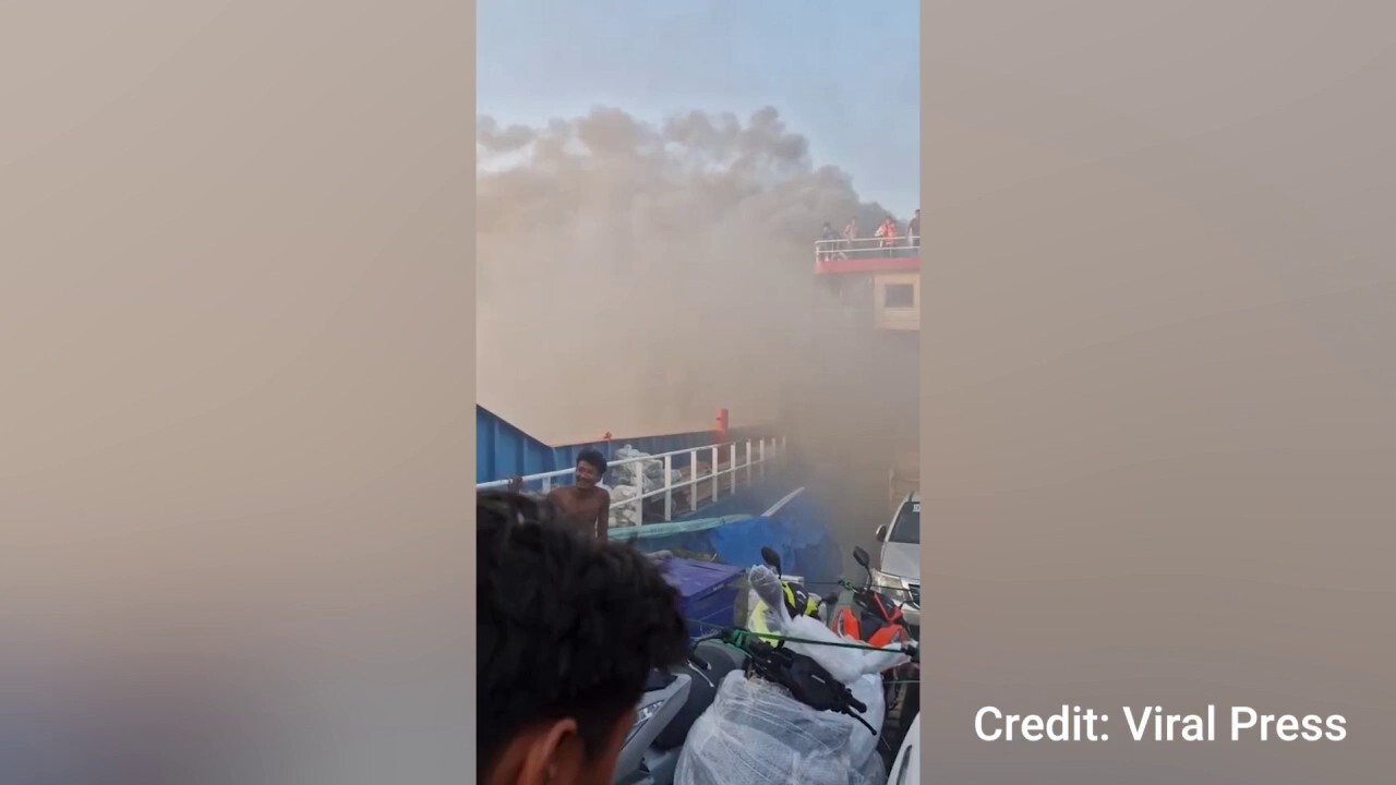 Пожар на ферибот на Острова на смъртта: Ужасени туристи скачат във водите край Тайланд: видео