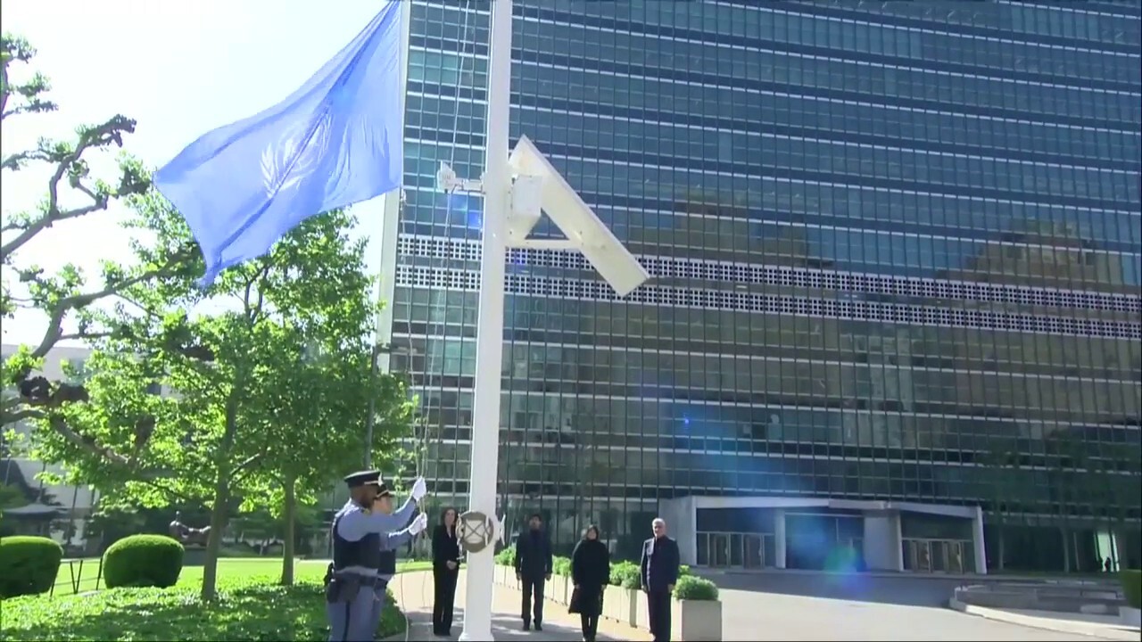 Знамето на ООН беше спуснато наполовина във вторник в чест