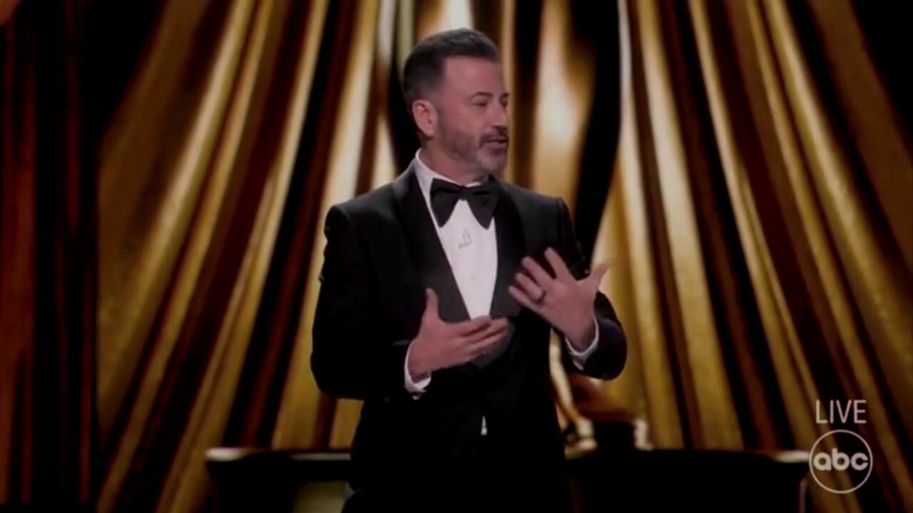 Джими Кимъл се подиграва на опровержението на SOTU на Кейти Брит в речта на Оскарите: „Възрастна жена с мозъка на дете“
