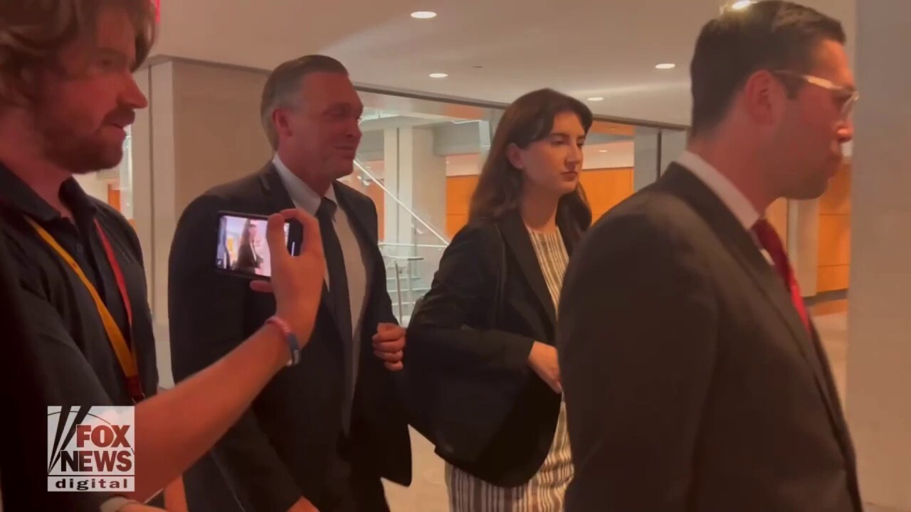 Hunter Biden's ex-business partner ignores several media questions while entering House hearing