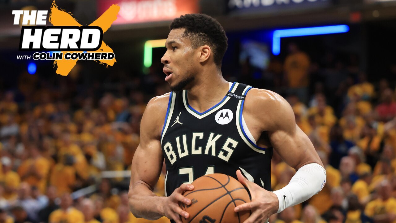 Bucks` Giannis Antetokounmpo показва 4-дума съобщение на пистолети 
