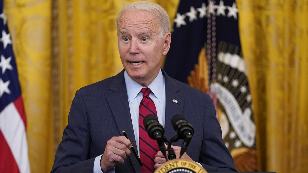 Montage: Joe Biden whispers during speeches