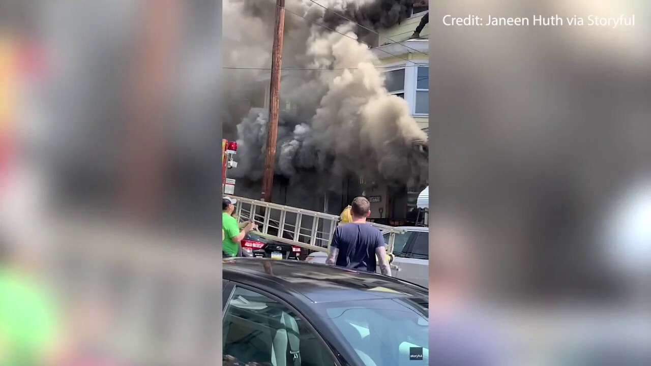Смелият герой от Пенсилвания измъква съседи от горяща сграда в Майнерсвил: видео