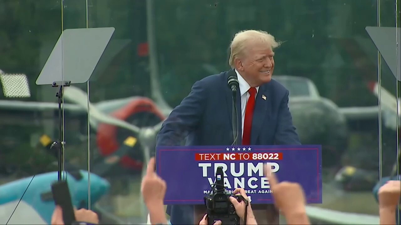 Bulletproof glass protects Trump at North Carolina rally