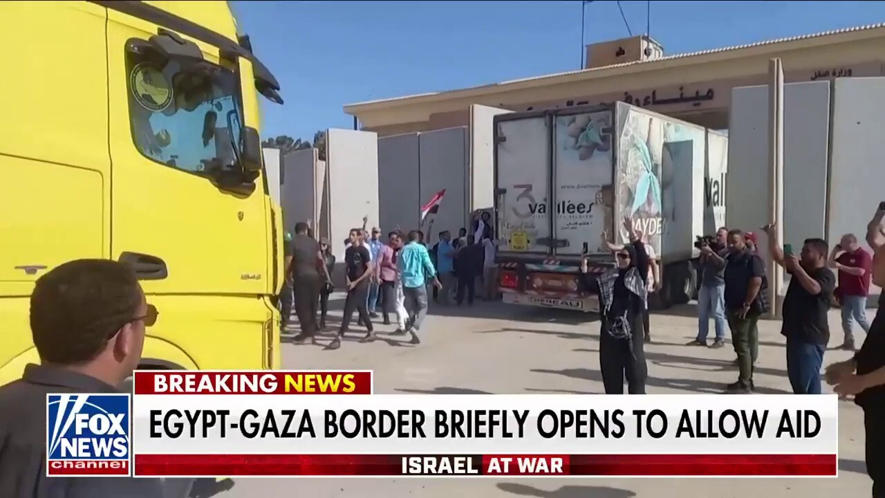 Egypt-Gaza border briefly opens to allow aid