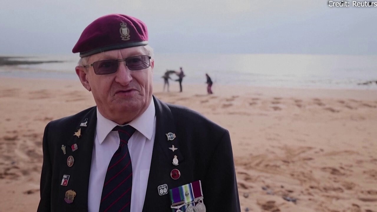 Художници и ветерани от Обединеното кралство създават 80 пясъчни силуета на плажа за 80-ата годишнина от десанта на D-Day