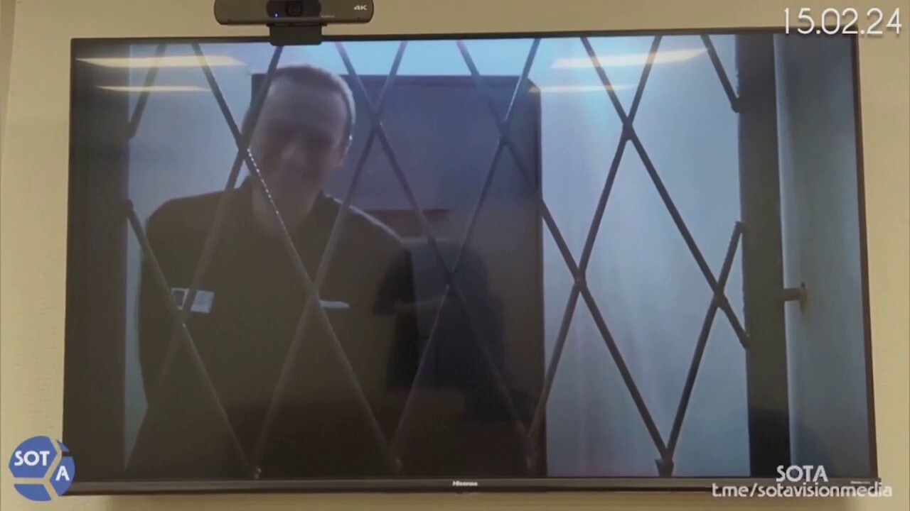 Алексей Навални видян да се ухилява и смее във видео в съдебната зала ден преди смъртта си: video