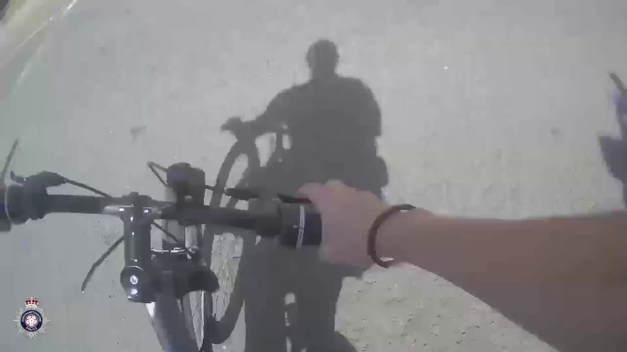 Полицай отне мотора на цивилен гражданин, преследва дилъра на наркотици в диво улично преследване: видео