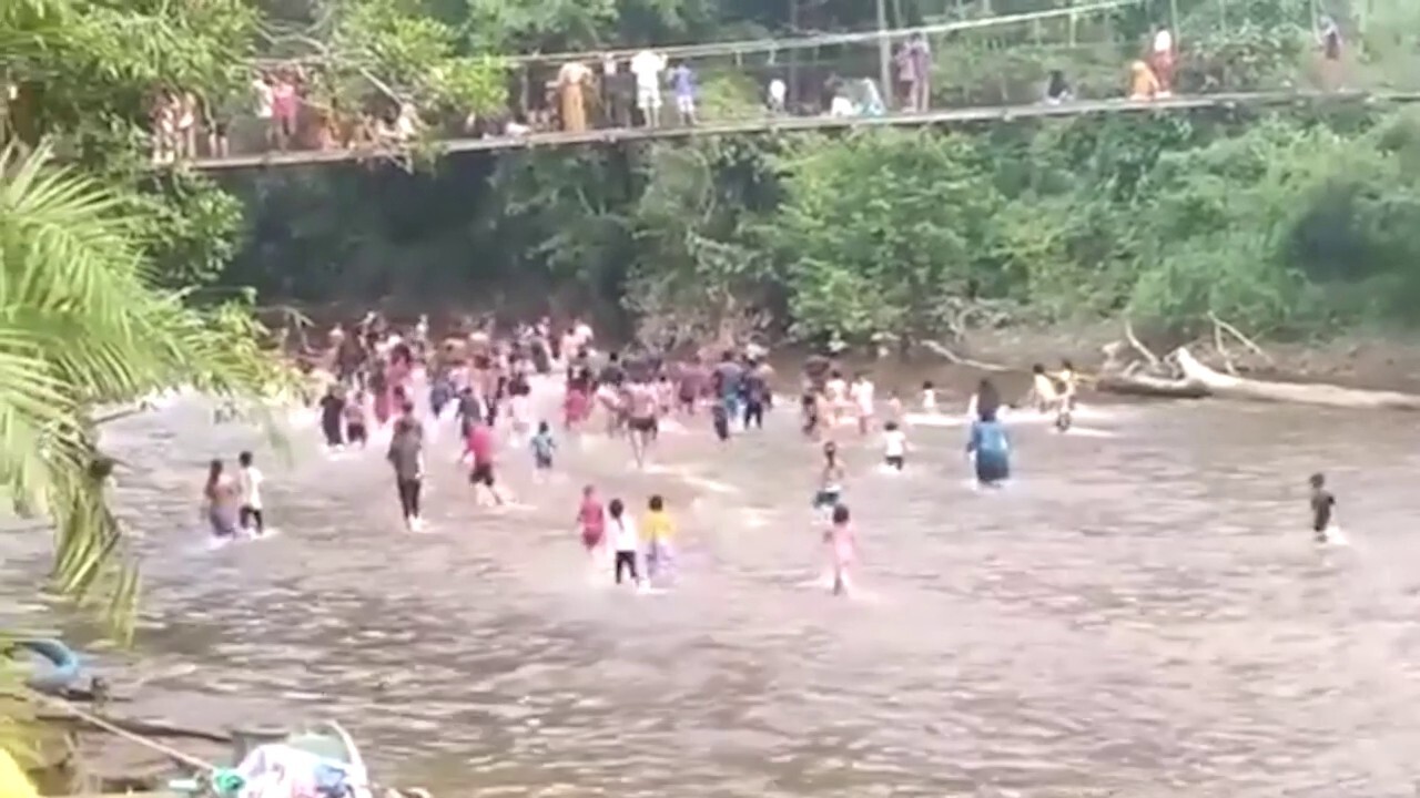 Спасителите откриха още тела когато водите започнаха да се оттеглят
